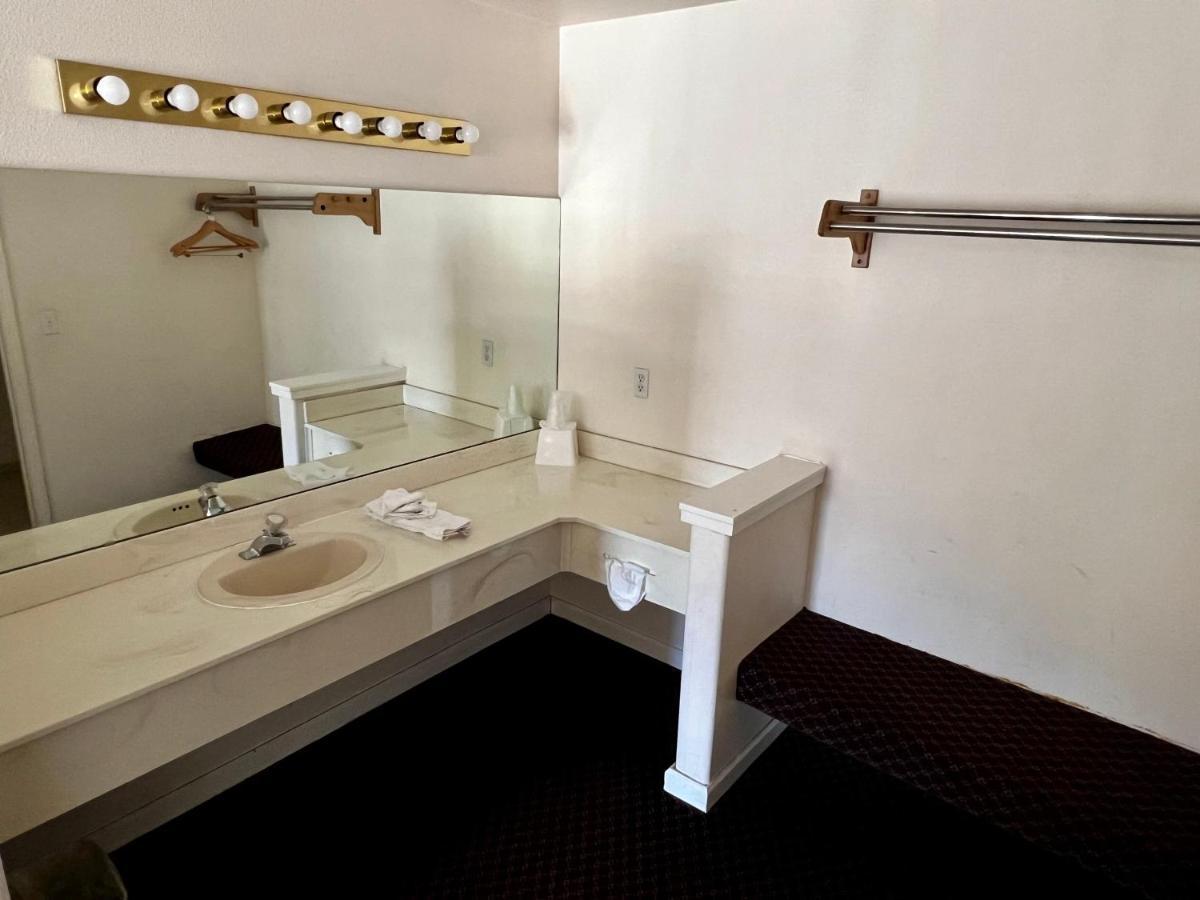 Rodeway Inn Уиннемакка Экстерьер фото