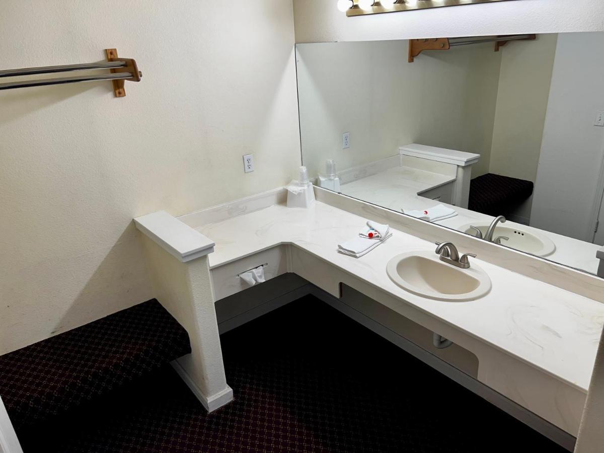 Rodeway Inn Уиннемакка Экстерьер фото